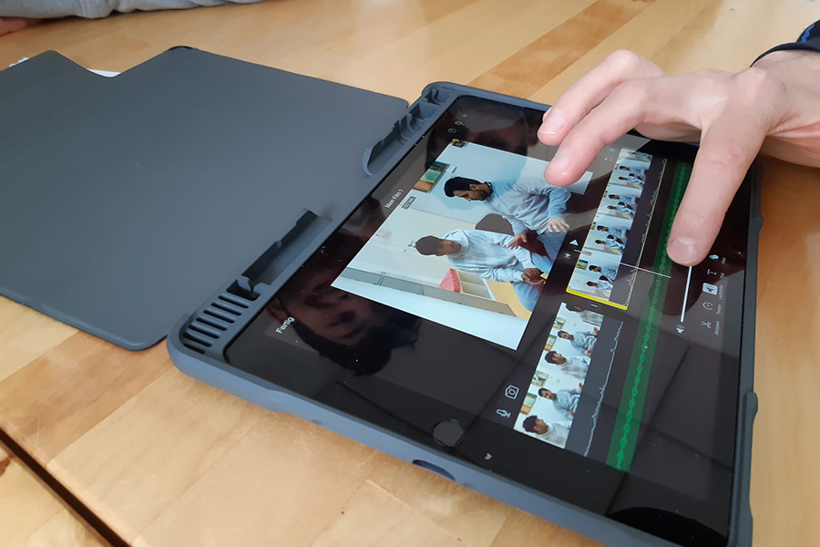 Auf einem Tablet wird ein Video mit Software geschnitten.