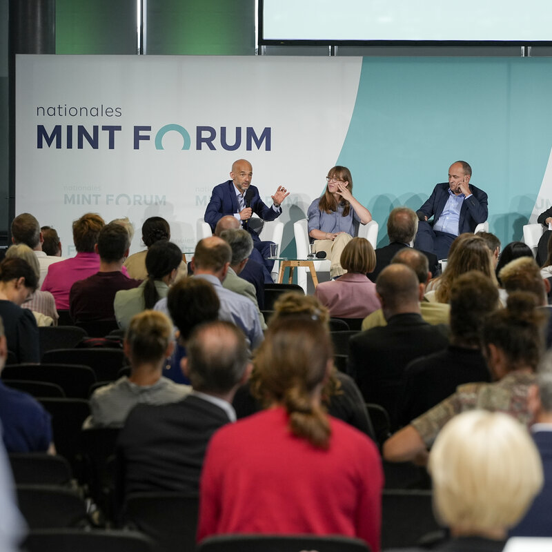 Zu sehen ist eine Konferenz des Nationalen MINT Forums.