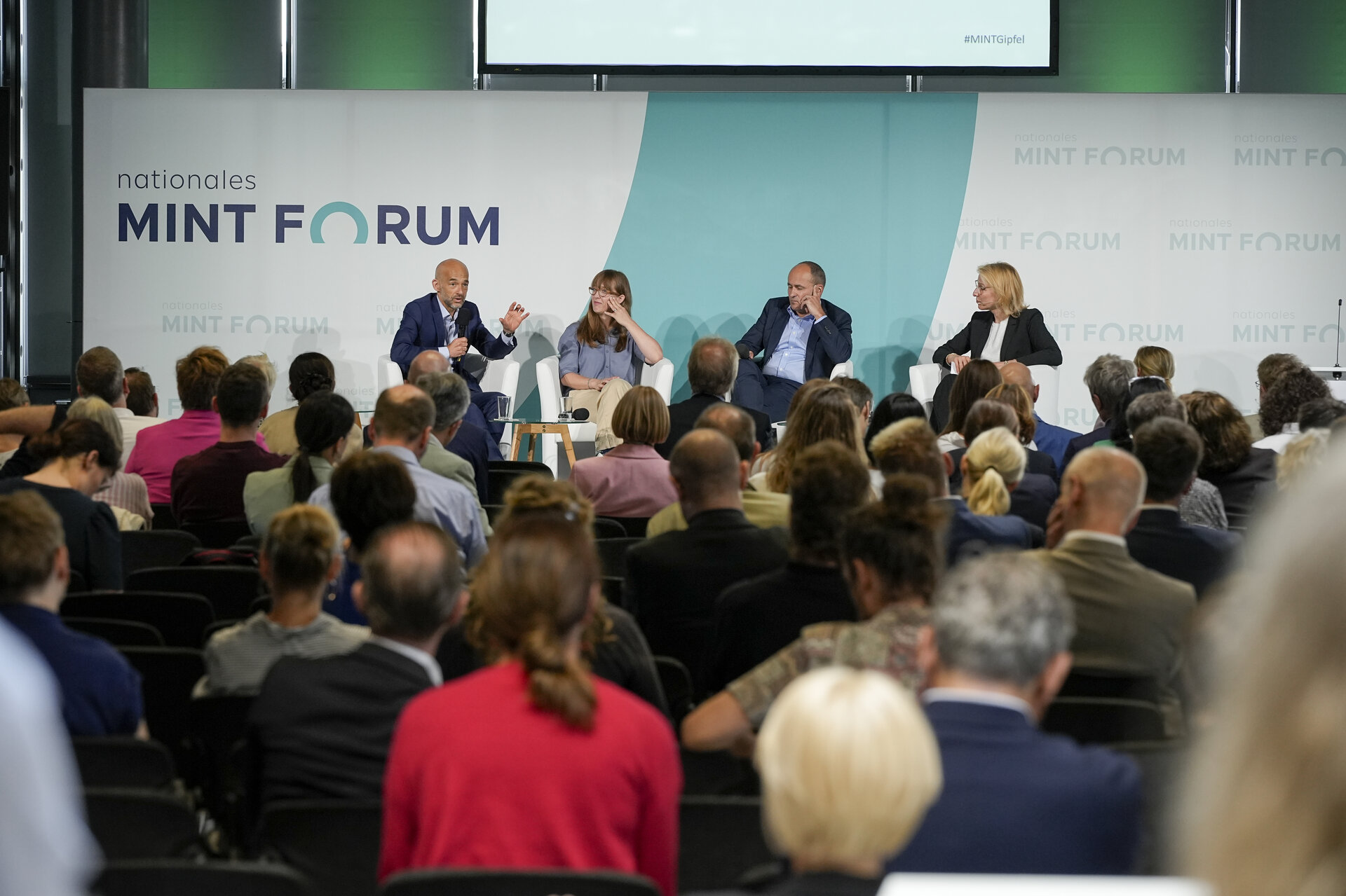 Zu sehen ist eine Konferenz des Nationalen MINT Forums.