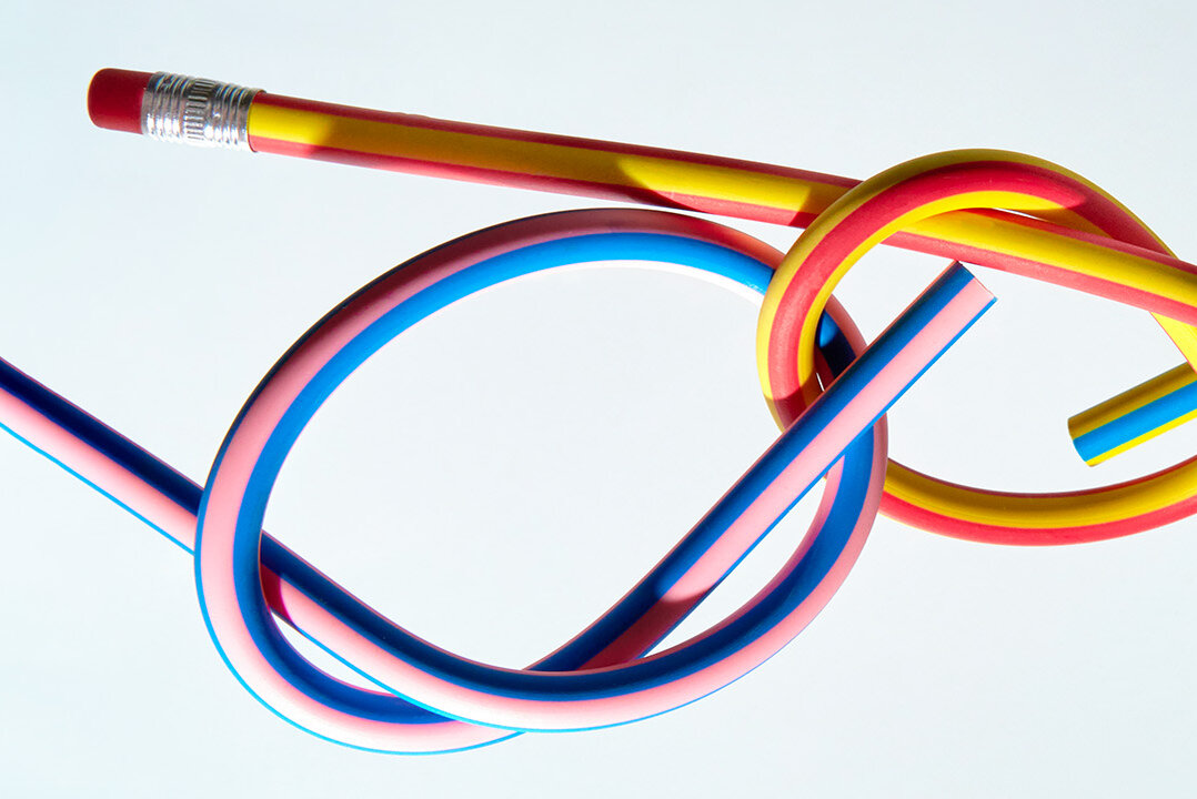 Bleistifte, die ineinander verknotet sind.