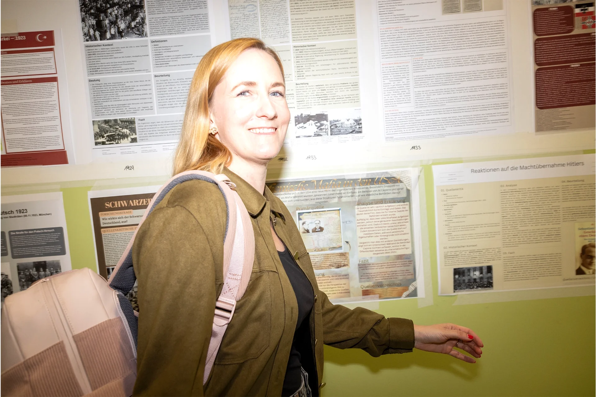 Lehrerin Ann-Kathrin Kallies geht in der Schule den Flur entlang und guckt in die Kamera.
