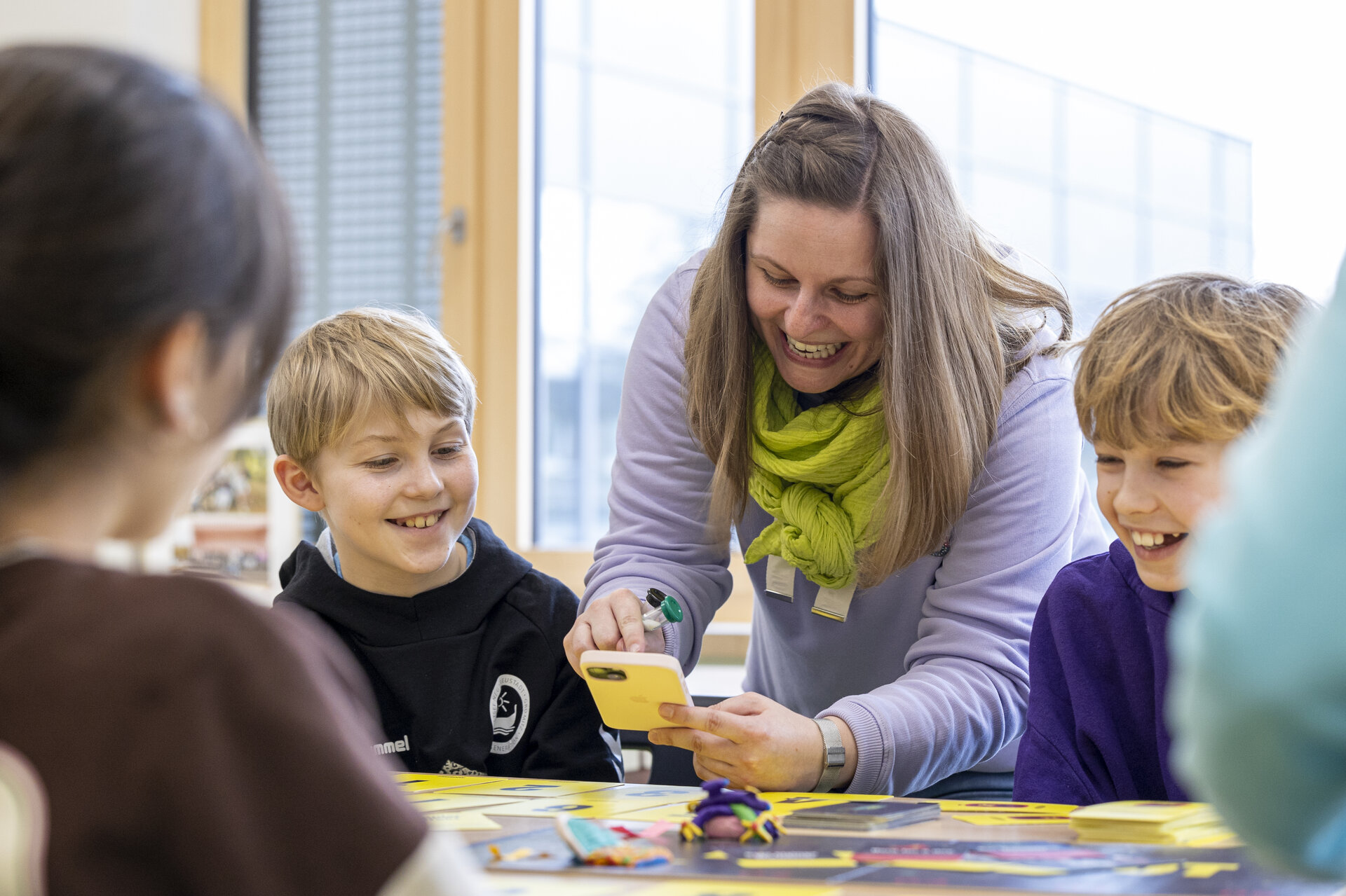 Eine Lehrerin spielt gemeinsam mit ihren Schüler*innen das Spiel Moonshot EDU.