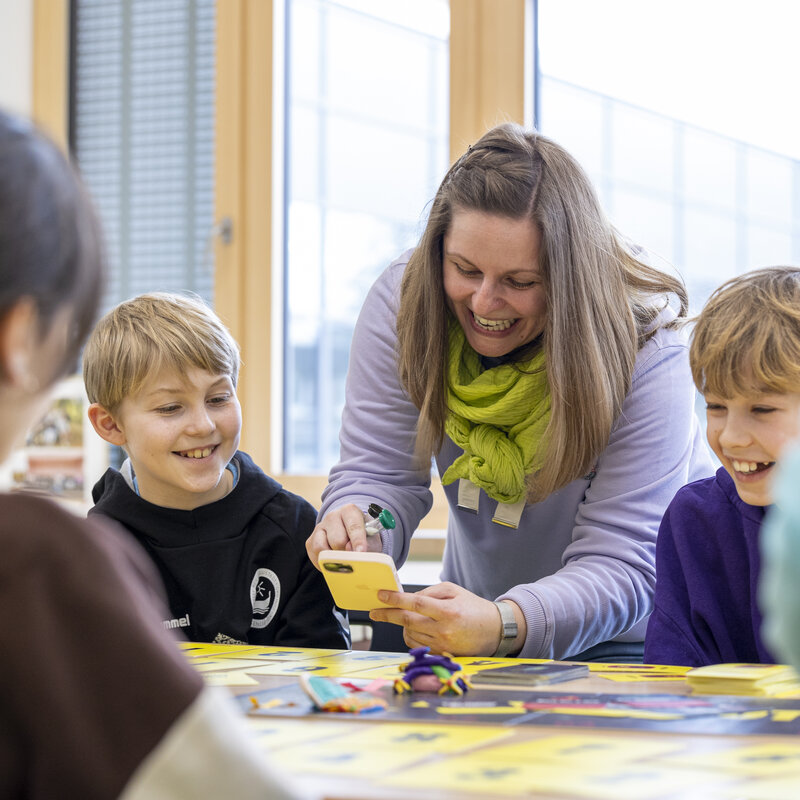 Eine Lehrerin spielt gemeinsam mit ihren Schüler*innen das Spiel Moonshot EDU.