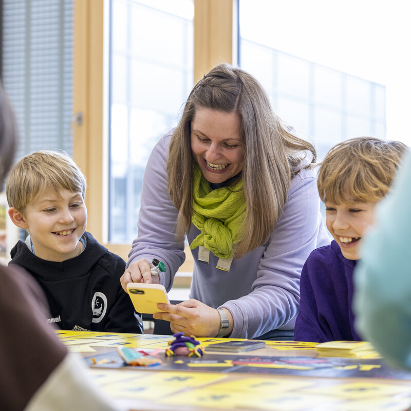 Eine Lehrerin spielt gemeinsam mit ihren Schüler*innen das Spiel Moonshot EDU.