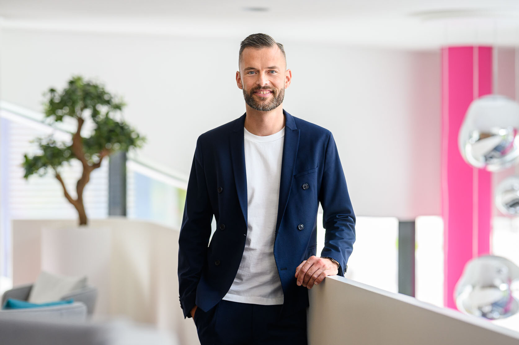 Geschäftsführer Jacob Chammon steht auf einer Empore.