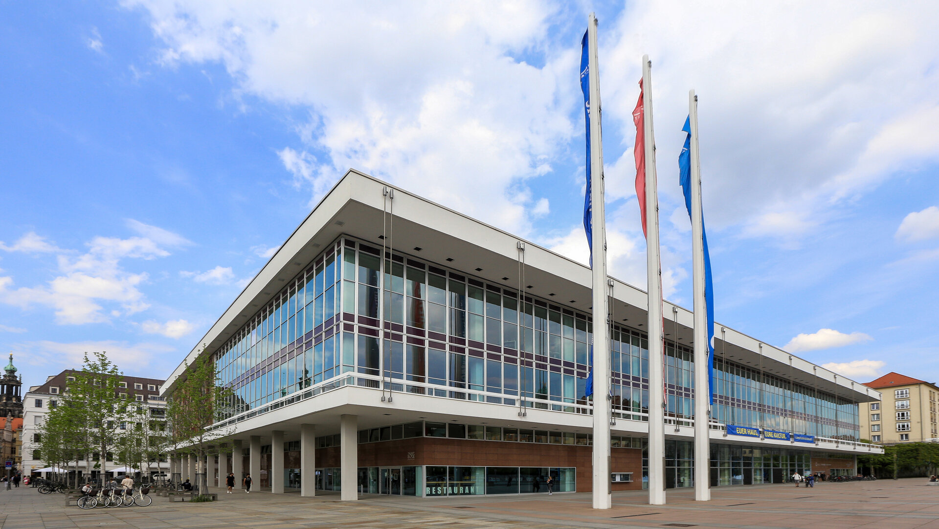 Frontalaufnahme der Zentralbibliothek der Städtischen Bibliotheken Dresden.