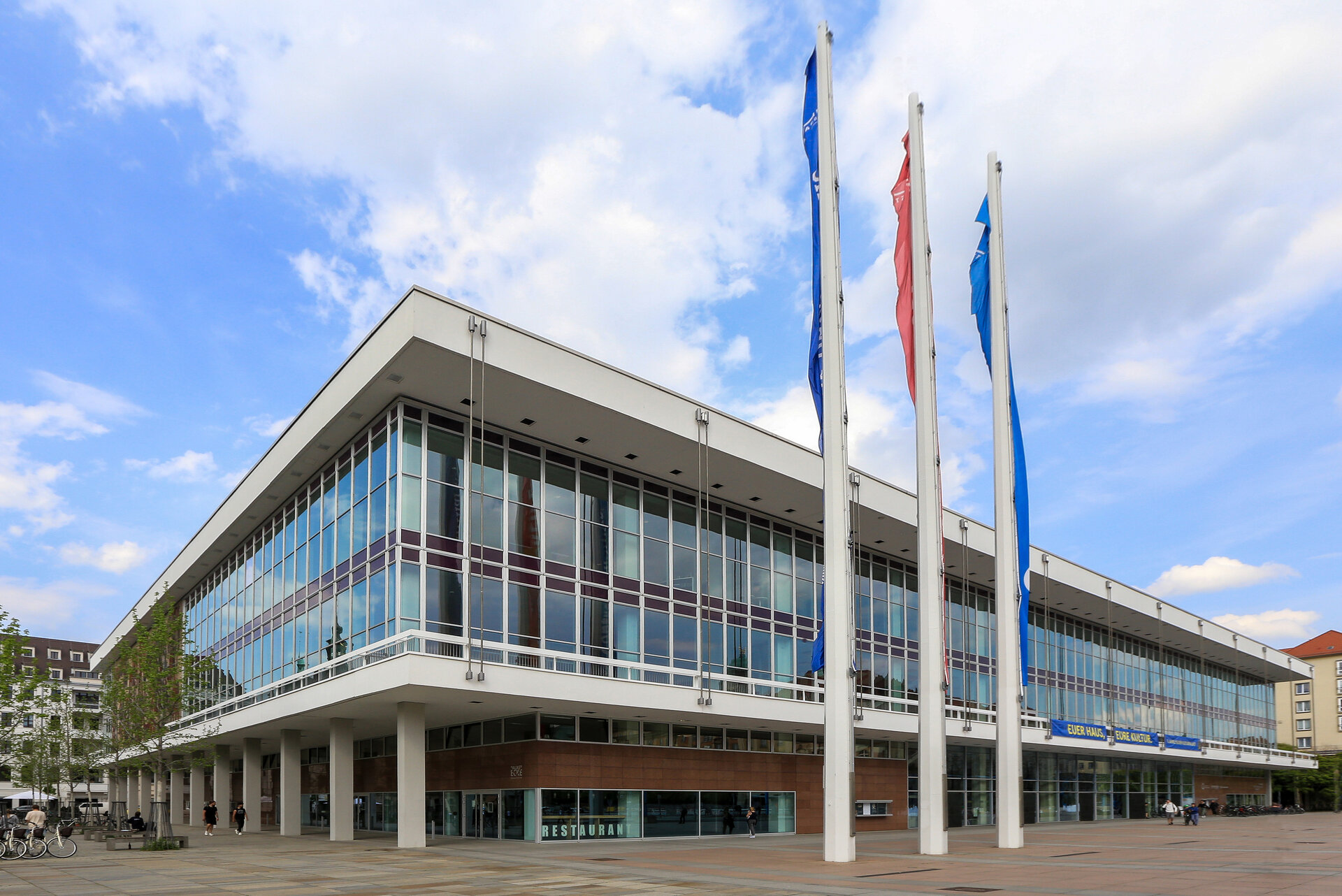 Frontalaufnahme der Zentralbibliothek der Städtischen Bibliotheken Dresden.