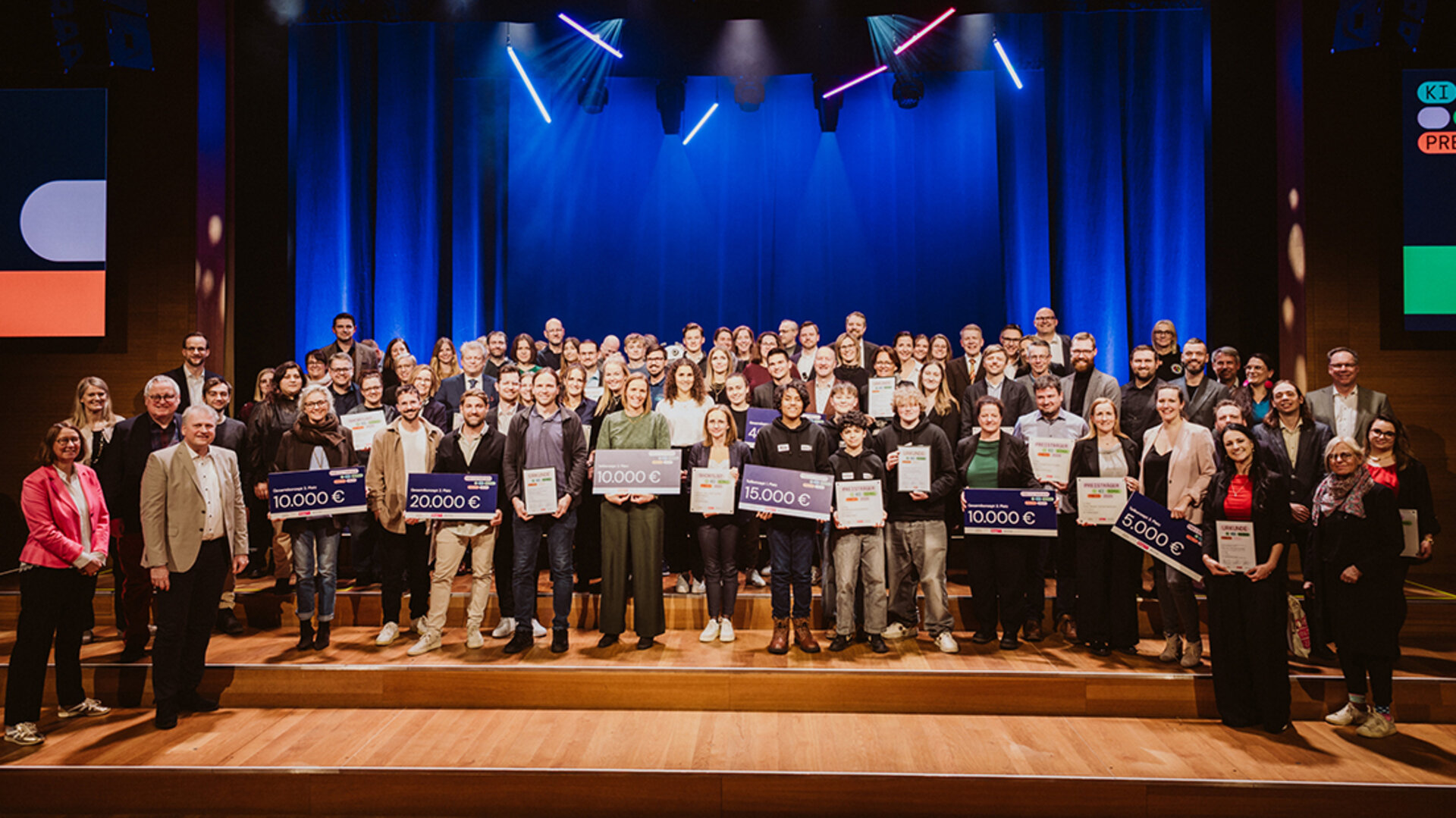 Die Gewinnerschulen des KI-Schulpreises 2025/2026 stehen gemeinsam auf einer Bühne.