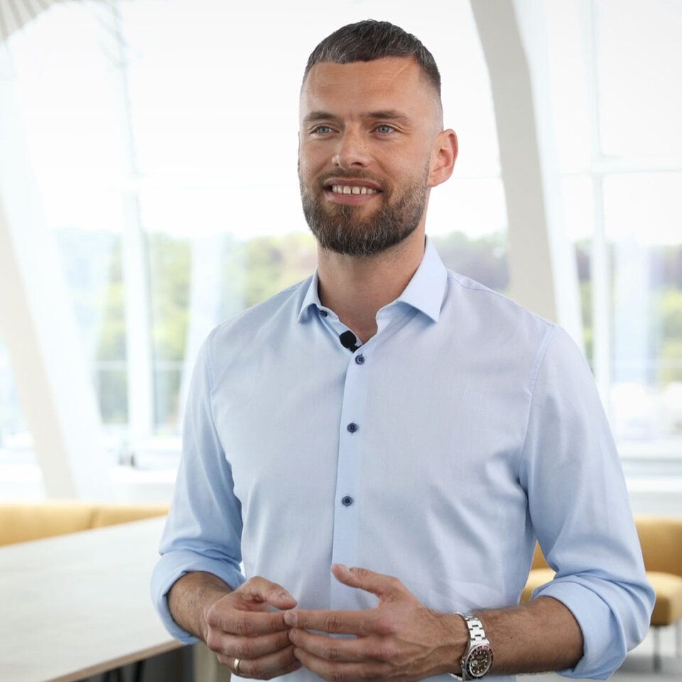 Stiftungsgeschäftsführer Jacob Chammon guckt bei einem Videointerview in die Kamera