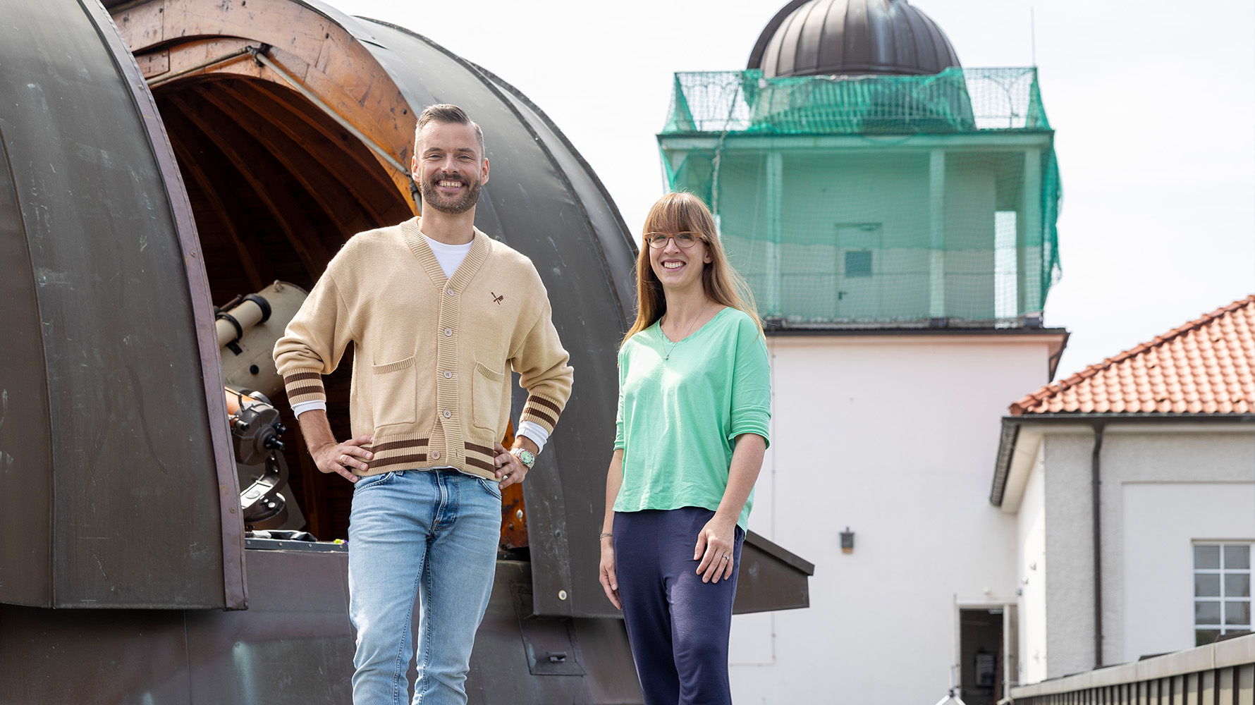 Dr. Insa Thiele-Eich und Jacob Chammon stehen vor der Kuppel einer Sternwarte.