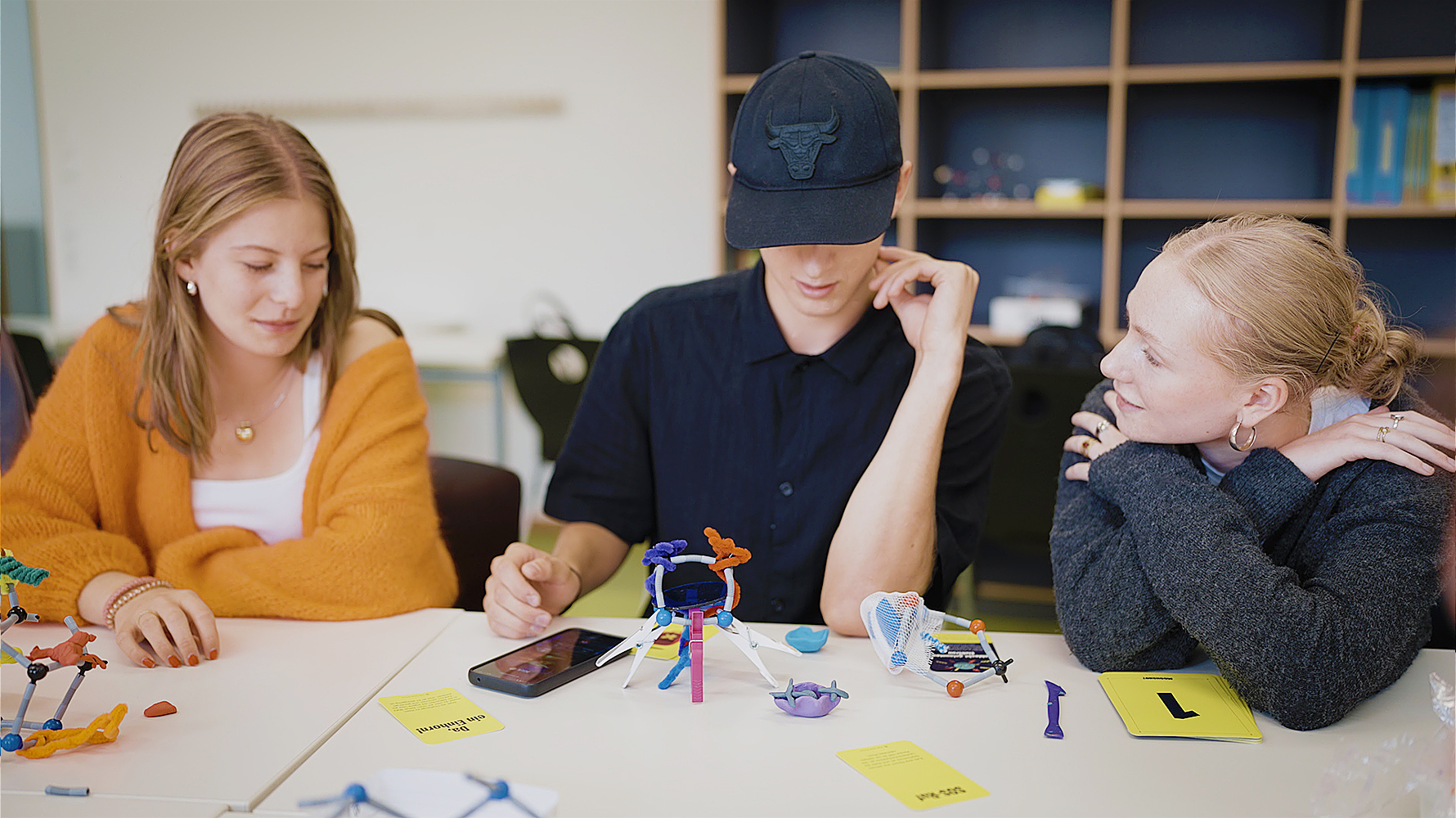 Schüler*innen spielen gemeinsam das Spiel "Moonshot EDU".