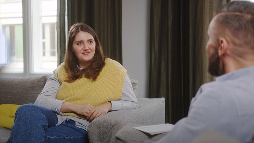 Lovis Messerschmidt sitzt auf einem Sofa und unterhält sich mit Jacob Chammon.
