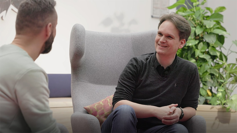 Florian Nuxoll und Jacob Chammon unterhalten sich.