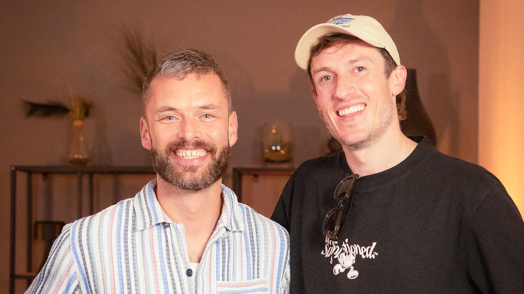 Jacob Chammon und Chris Bush stehen nebeneinander.