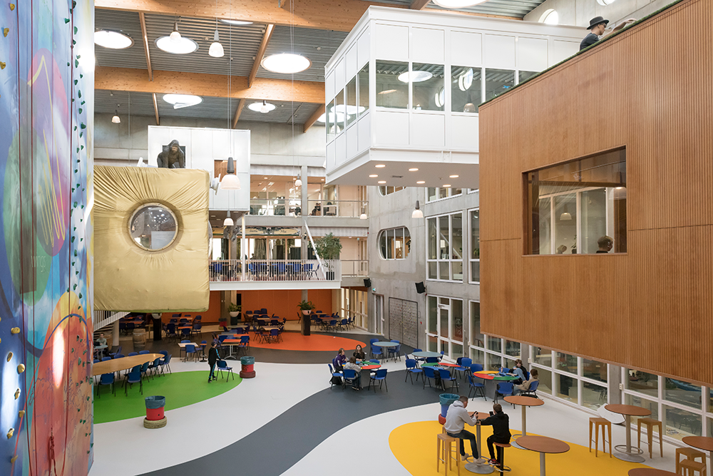 Das Bild zeigt die innovative Lernarchitektur der Wings Agora Schule in Roermond.