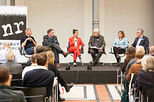 Mit Fakten gegen Hetze und Propaganda - Panel auf der Journalismus macht Schule Konferenz am 1./2. April 2022 in Berlin mit Georg Mascolo, Carsten Brosda, Eva Flecken, Kuno Haberbusch, Kerstin Schröter und Thomas de Maizière (v. links)