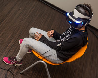 Jugendliche mit 3D-Brille im Jugendmedienzentrum Connect