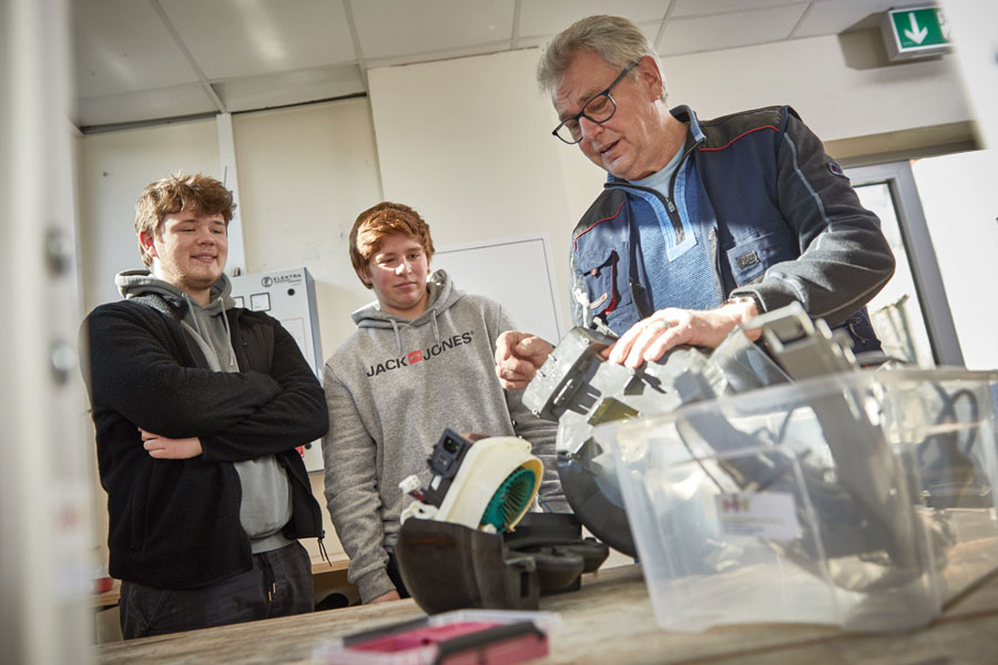 Elektromeister Andreas Milchner mit Jugendlichen