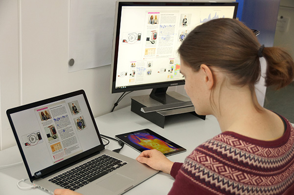 Eine Studentin arbeitet mit dem digitalen Physik-Schulbuch.