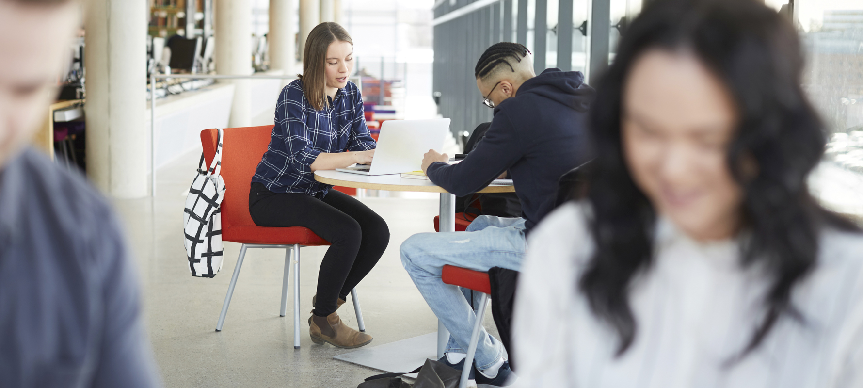 Studierende sitzen am Tisch und lernen