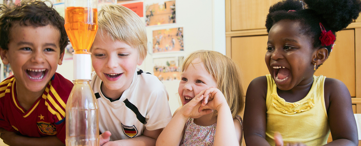 Vier Kinder beim Experimentieren