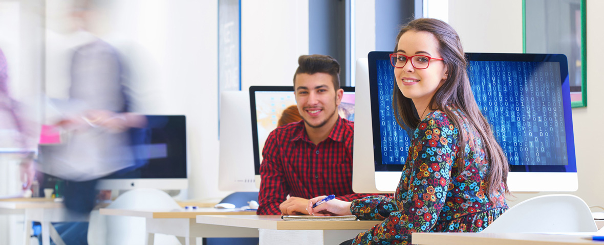 Zwei Schüler an Computern