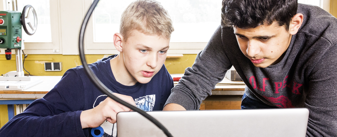 Schüler arbeiten in der GestaltBar an einem Computer