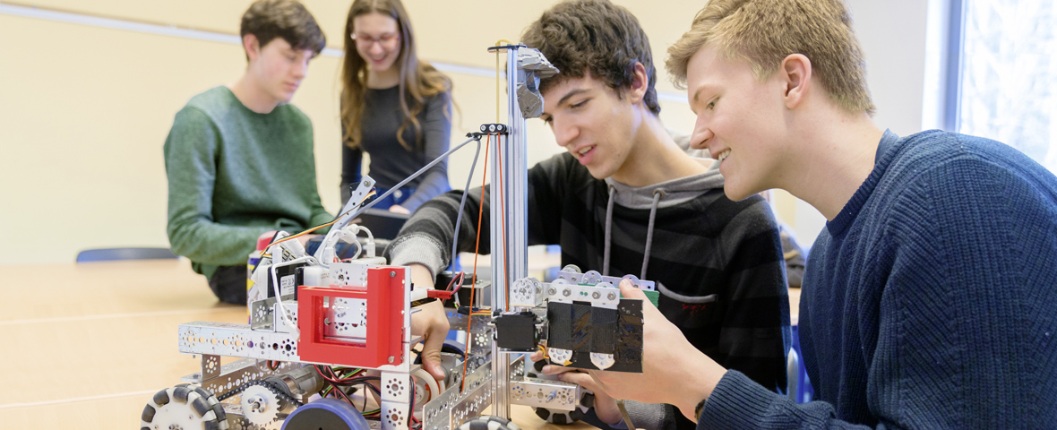 Students during technology lessons of the Junior Engineer Academy