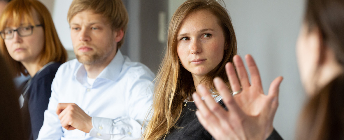 Fellows der Telekom-Stiftung diskutieren bei einem Workshop.