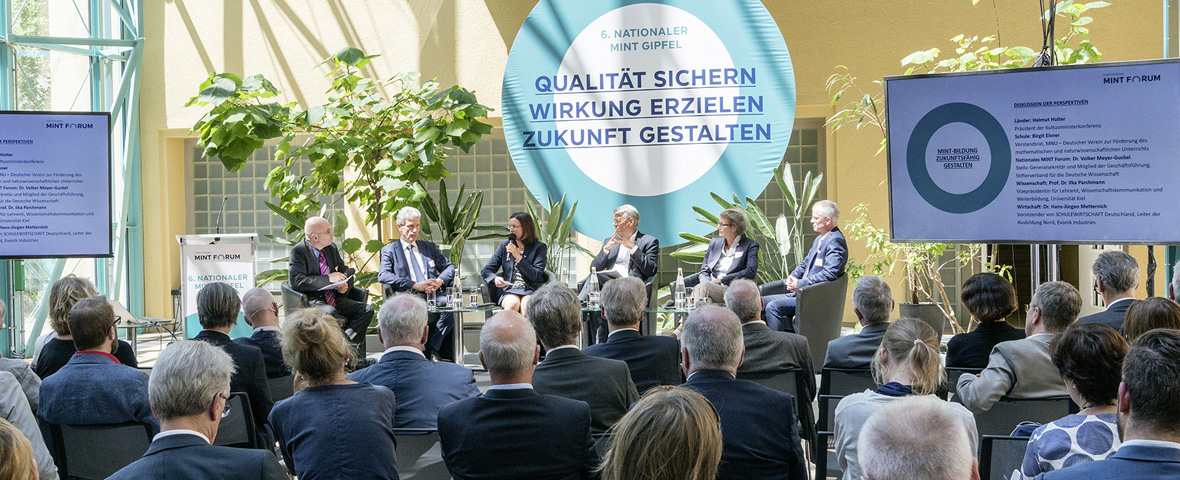 Besucher und Podiumsdiskussion beim 6. Nationalen MINT-Gipfel