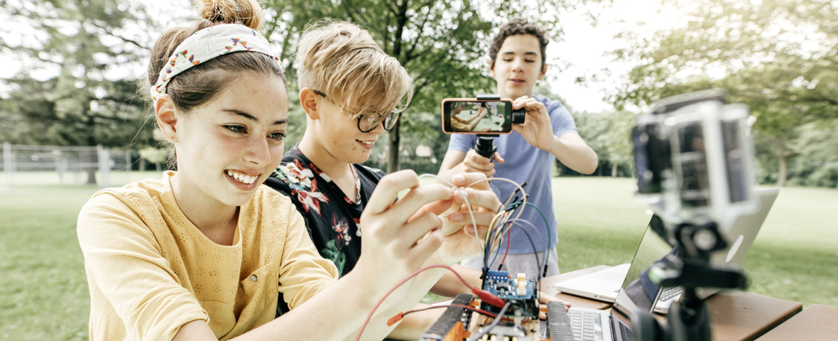 Teenager filmen sich bei einem Roboterprojekt