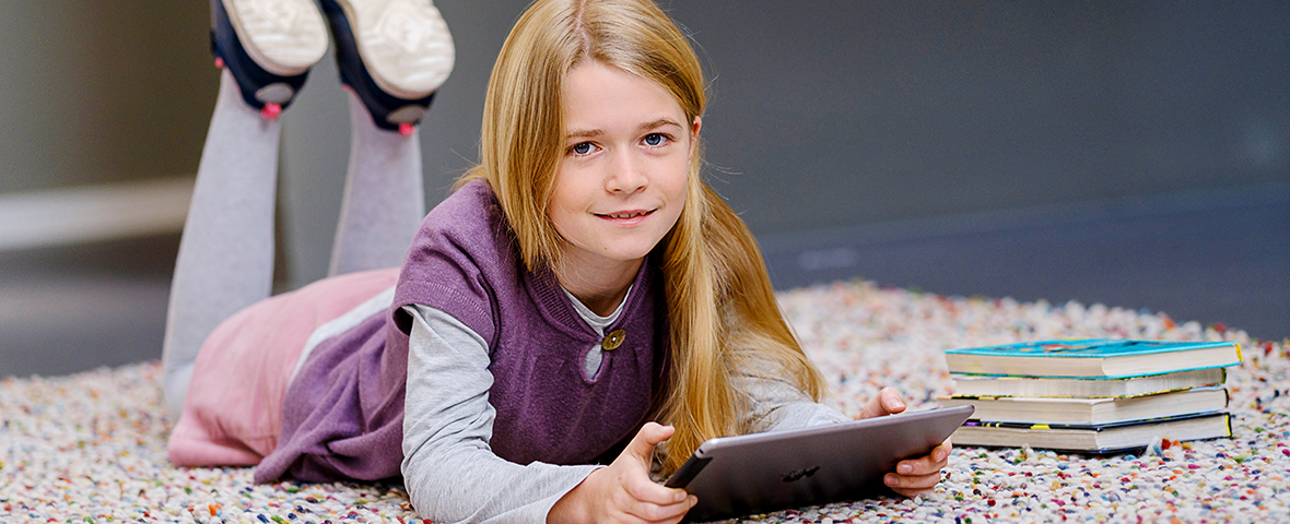 Mädchen schaut auf Tablet