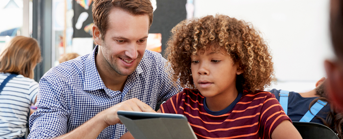 Lehrer und Schüler arbeiten online an einer Lernplattform