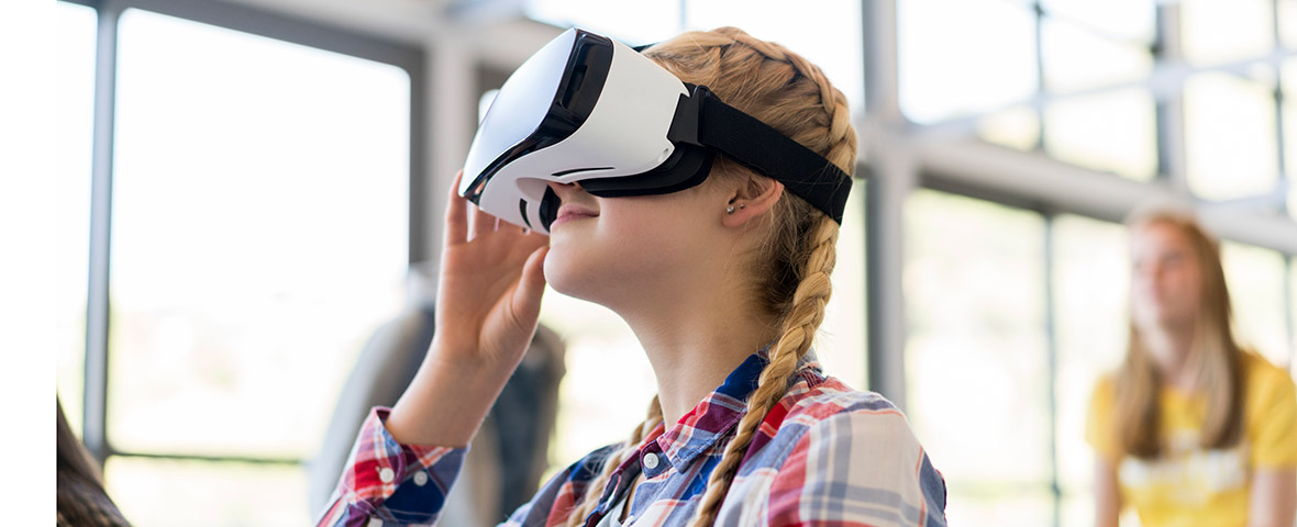Schülerin mit Virtual-Reality-Brille
