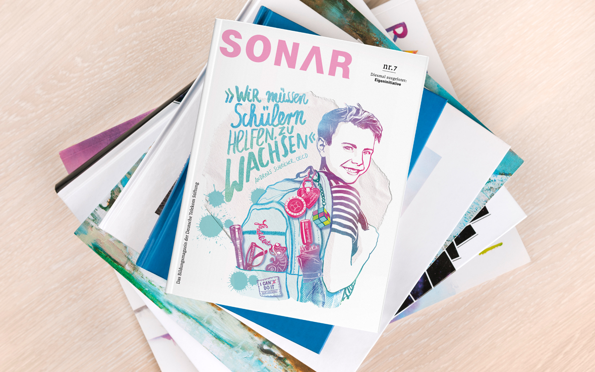 Die sonar Nr. 7 liegt auf einem Stapel Magazine