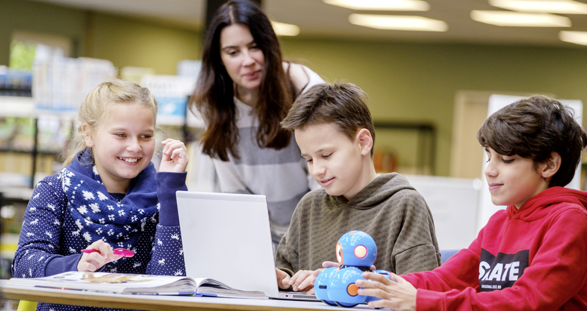 Kinder lernen unter Anleitung in einer Bibliothek