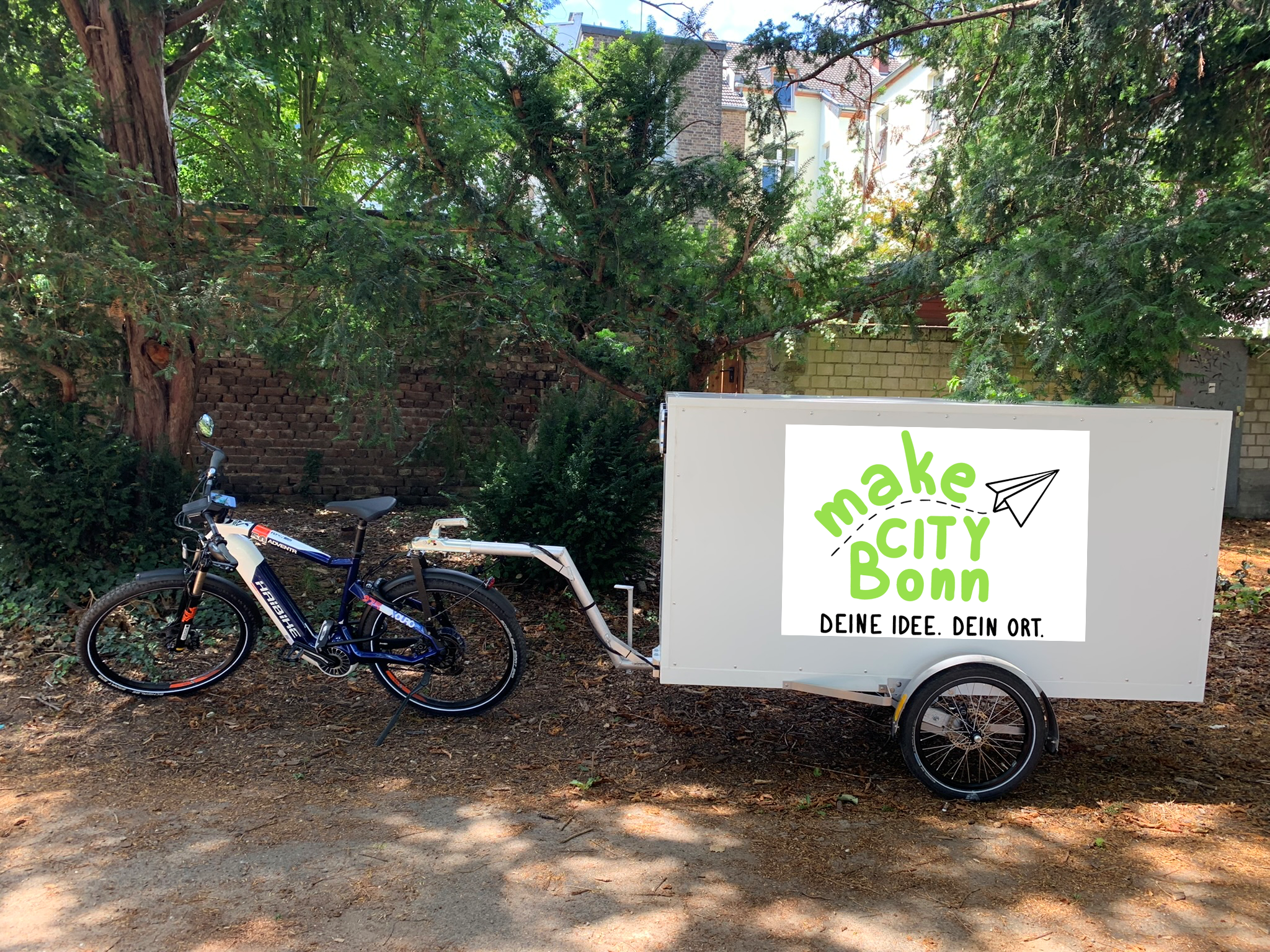 E-Lastenfahrrad mit Equipment im Anhänger.