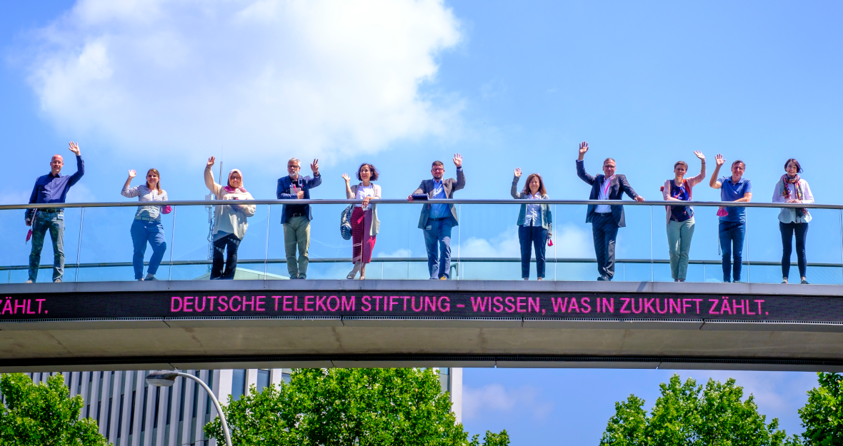 Brücke vor dem Sitz der Deutsche Telekom Stiftung