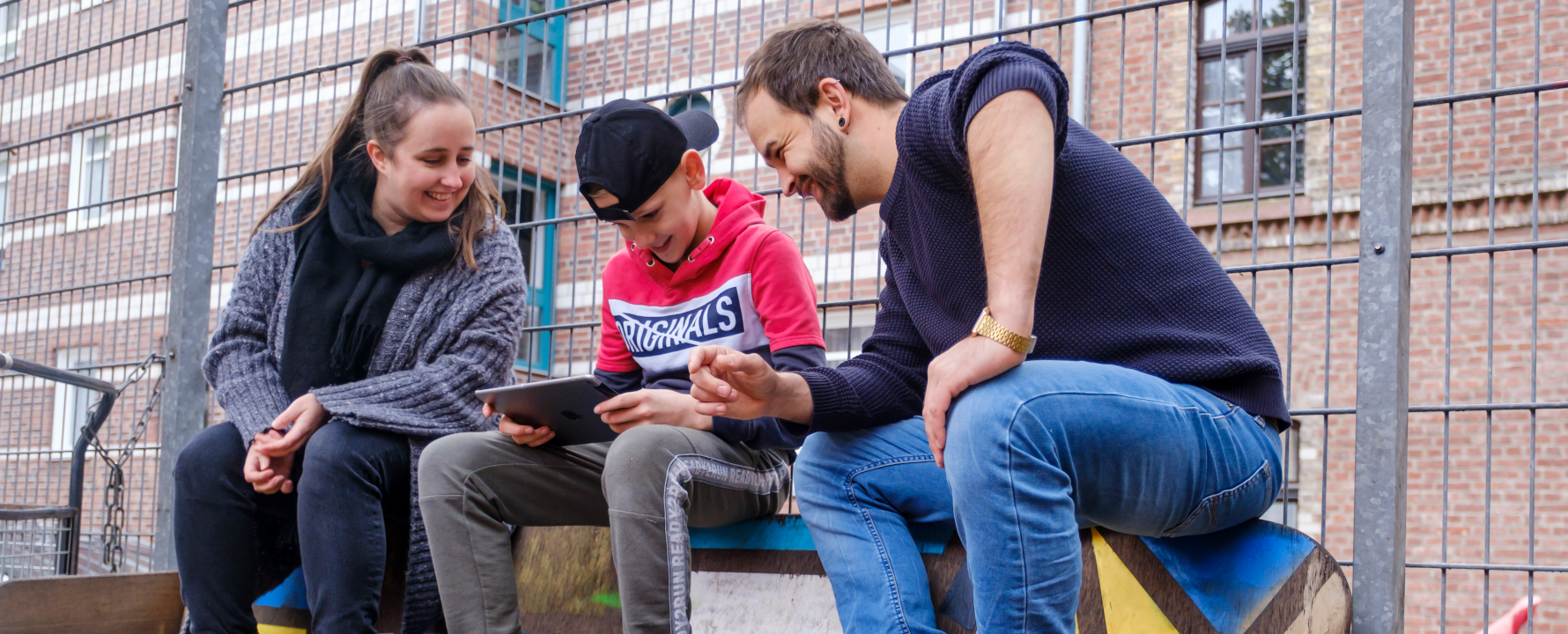 Lernbegleiter und Schüler sitzen zusammen.