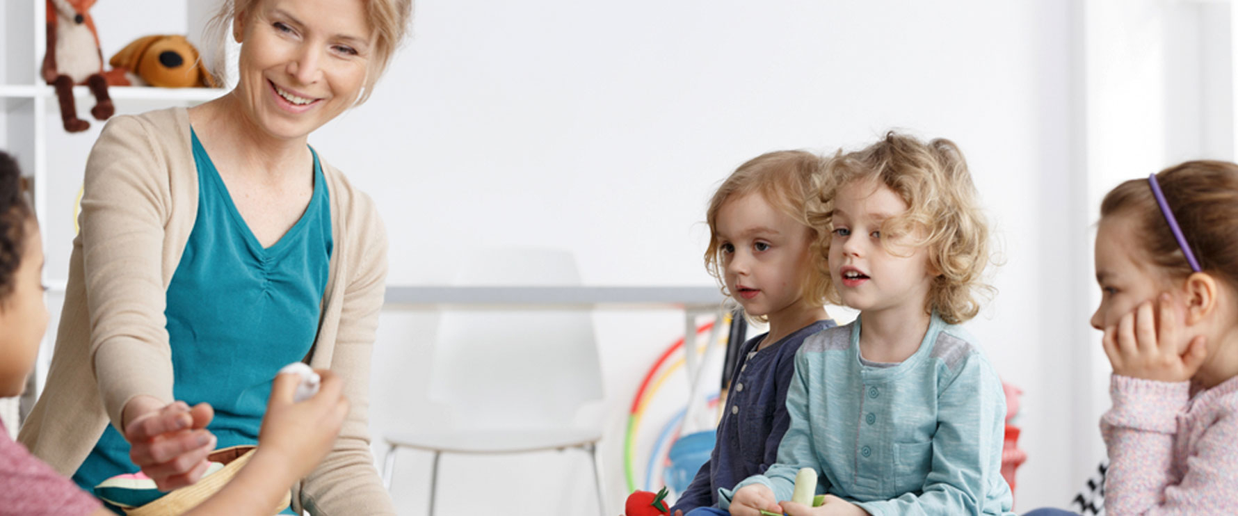 Erzieherin mit Kindern