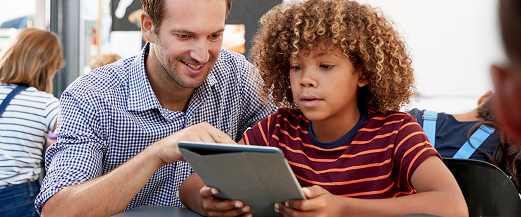 Lehrer und Schüler arbeiten online an einer Lernplattform