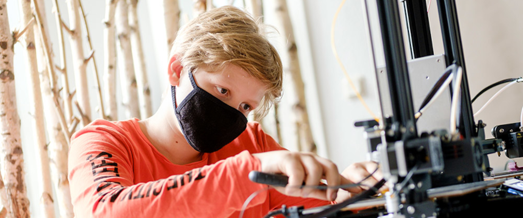 Junge arbeitet an 3D-Drucker.