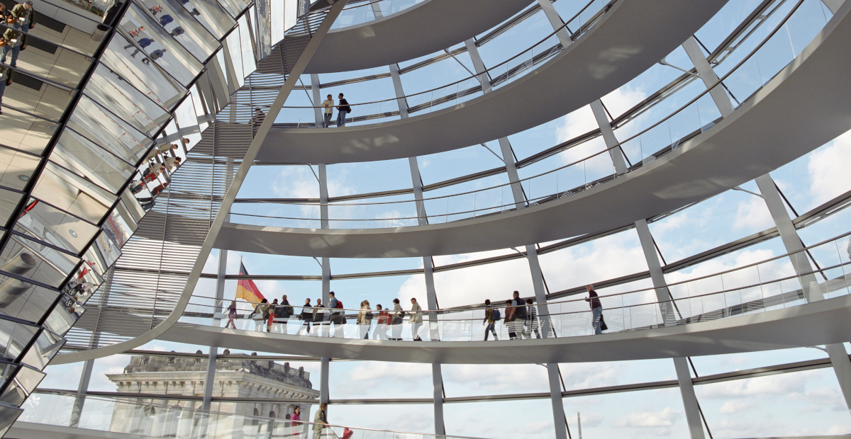 Bild der Kuppel des Reichstagsgebäudes in Berlin.