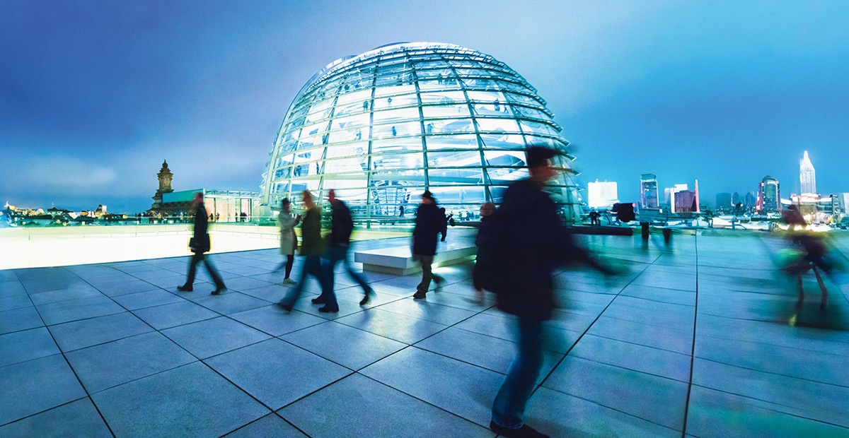 Menschen vor der Reichstagskuppel in Berlin.