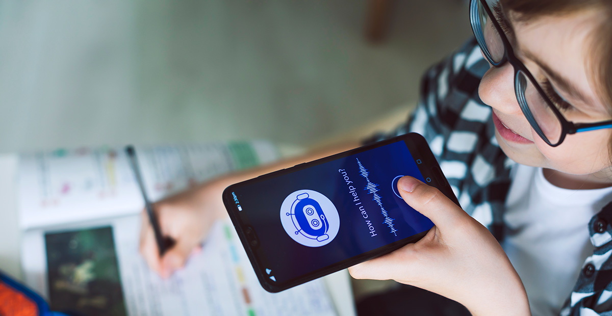 Junge hat ein Smartphone mit einer KI-Anwendung in der Hand.