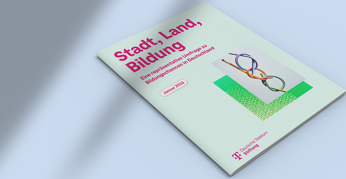 Auf dem Bild ist die Titelseite der Publikation "Stadt, Land, Bildung: Eine repräsentative Umfrage zu Bildungschancen in Deutschland" zu sehen