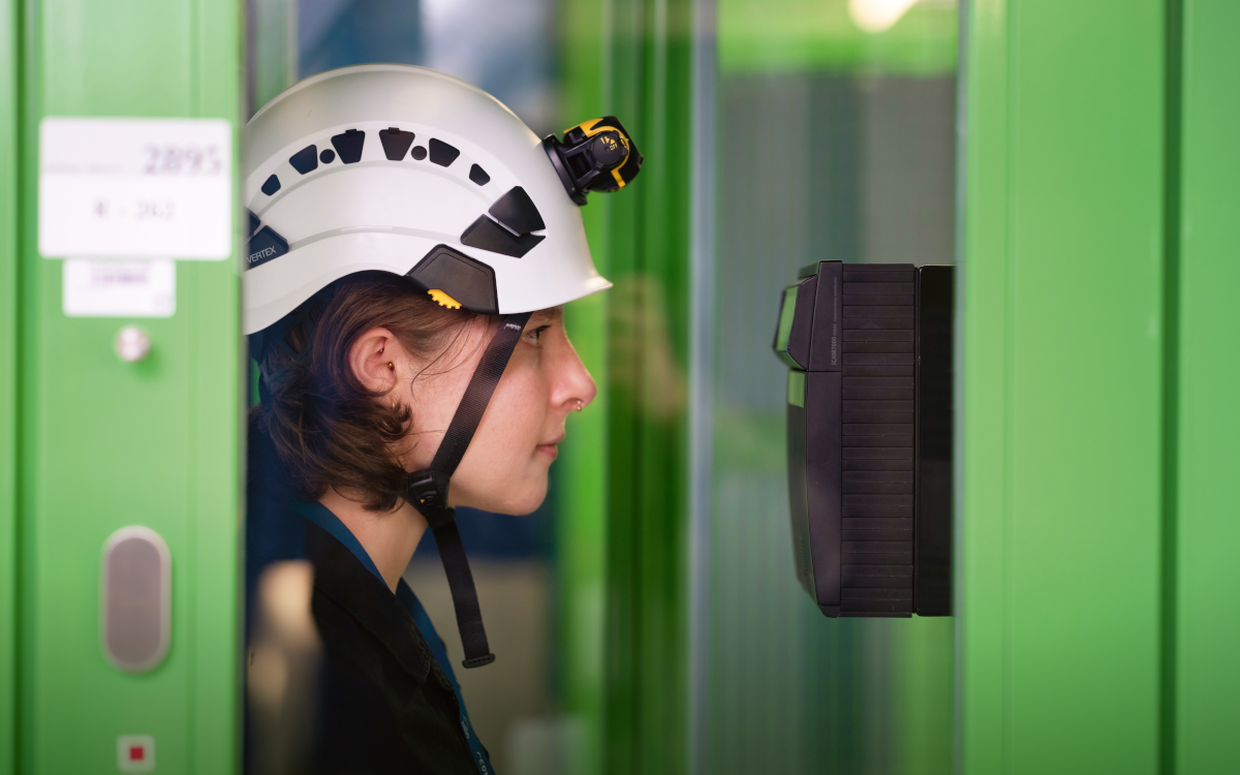Anja Beck mit Helm.