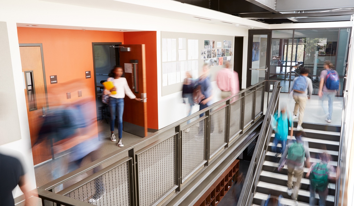 Schülerinnen und Schüler in einer Schule.