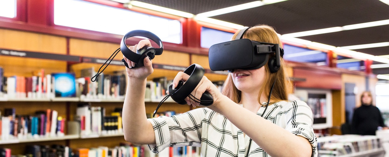 Jugendliche mit VR-Brille in Bibliothek