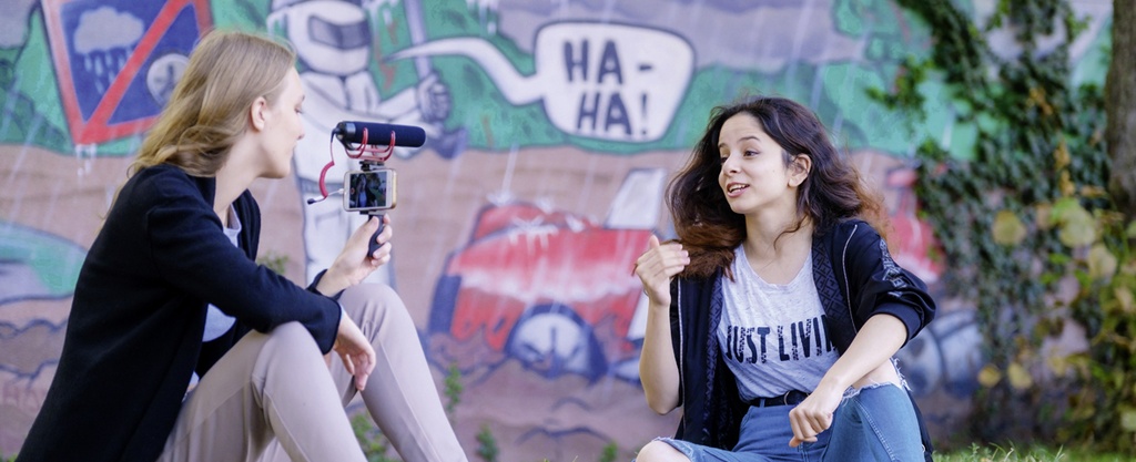 Zwei Mädchen nehmen ein Video auf